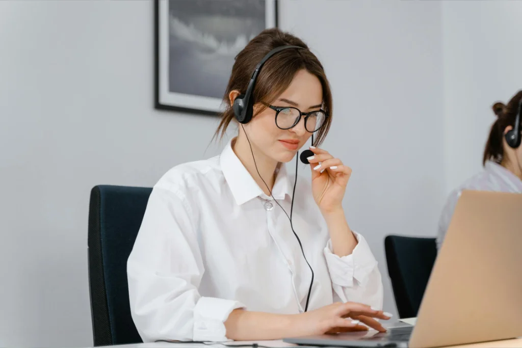 Teilnehmende beim Online Marketing Kurs mit Laptop und Lernmaterialien